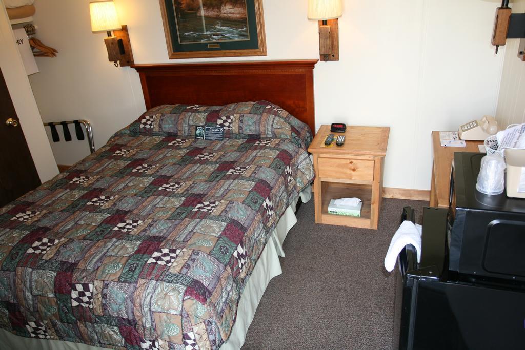 Falls Motel Thompson Falls ภายนอก รูปภาพ